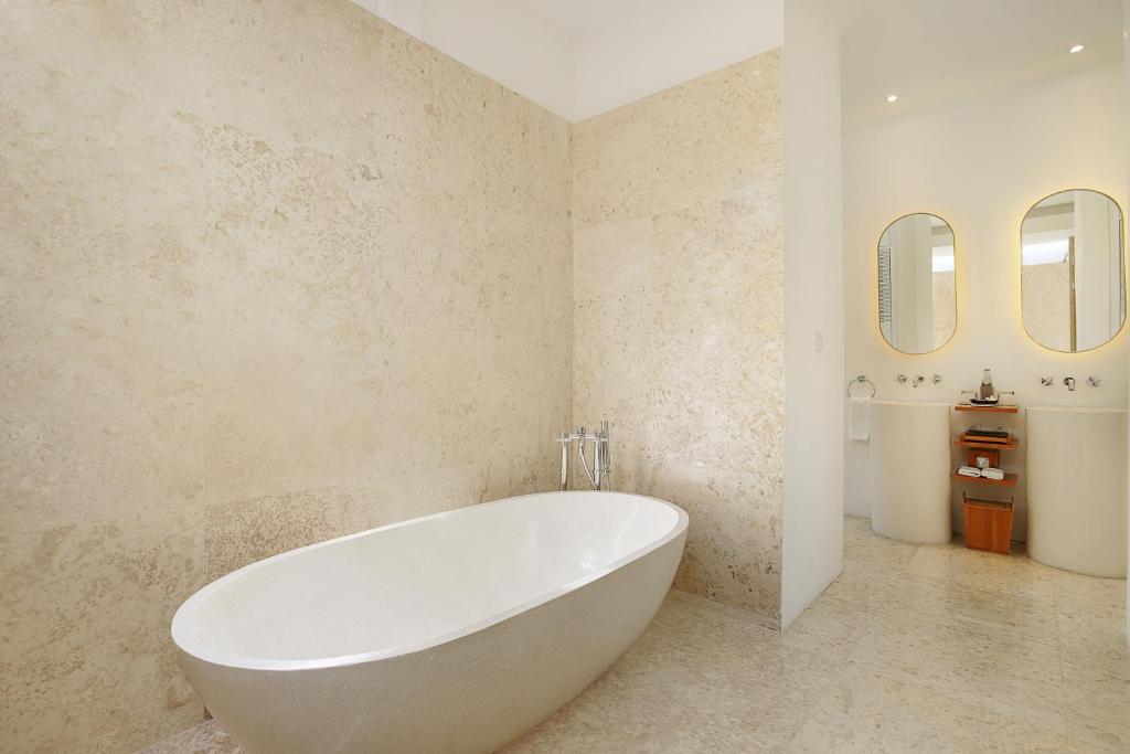 uma sapana bathtub area