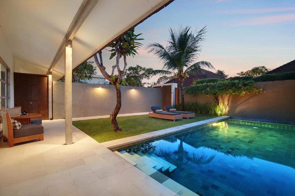 uma sapana poolside dusk