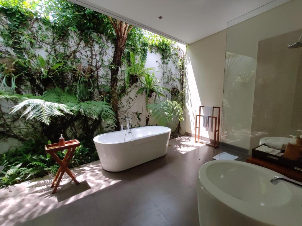 santun villa bathroom hot tub