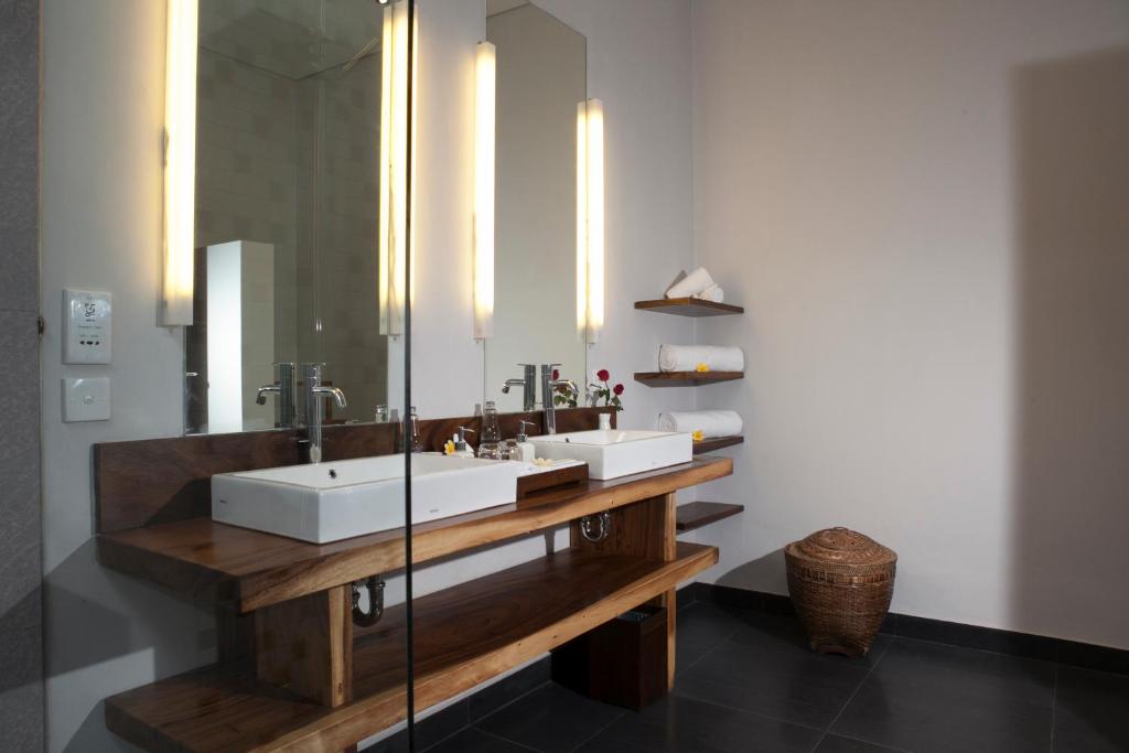 santun villa bathroom