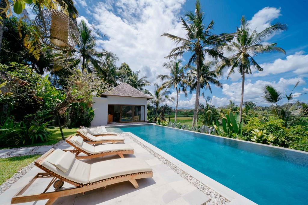 santun villa private pool lounge chair