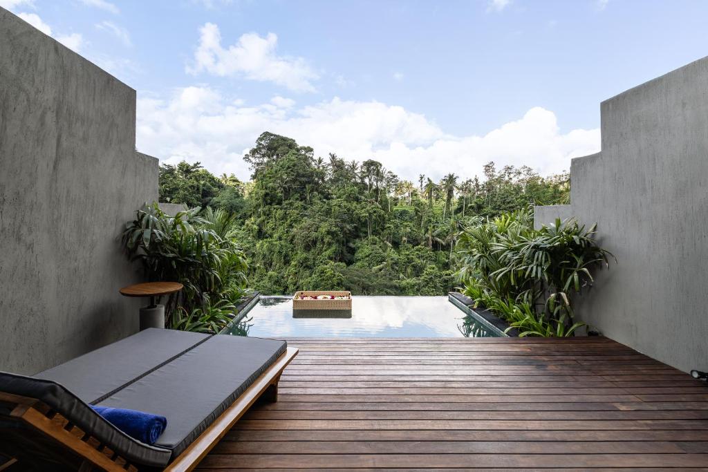 clifton ubud villa deck pool view
