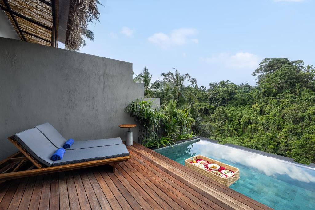 clifton ubud villa floating breakfast