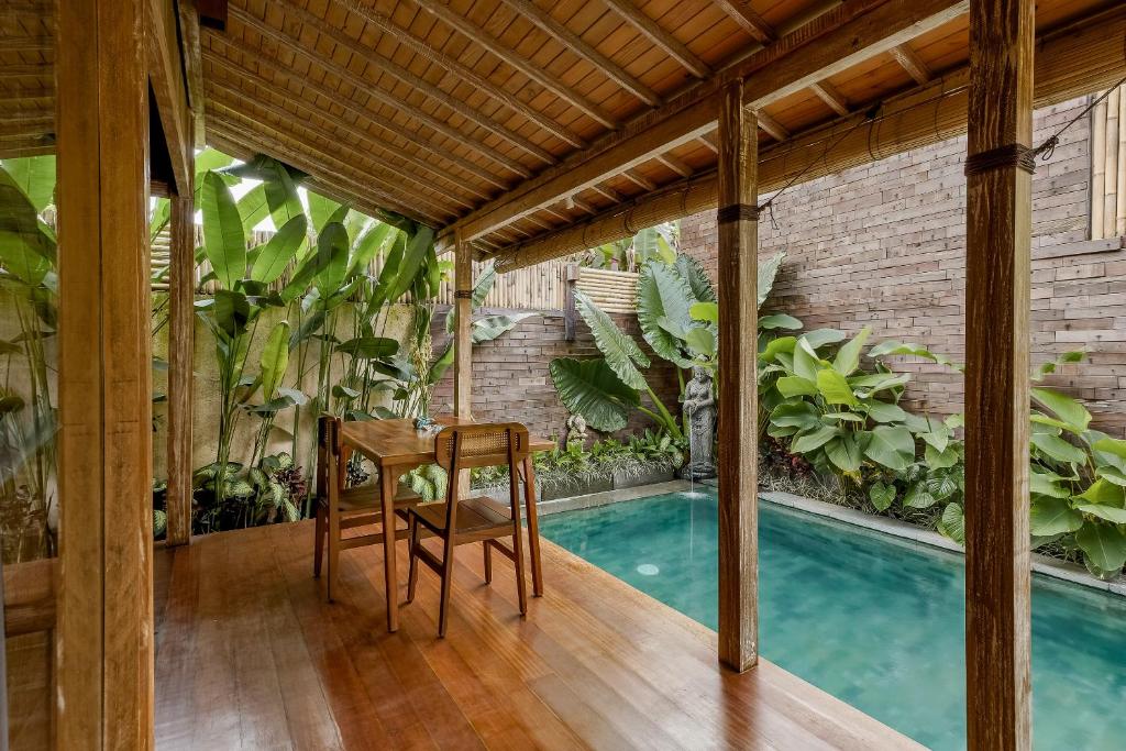 ulon villa dining by the pool