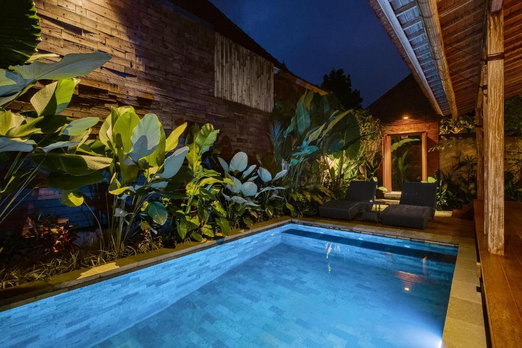 ulon villa night pool