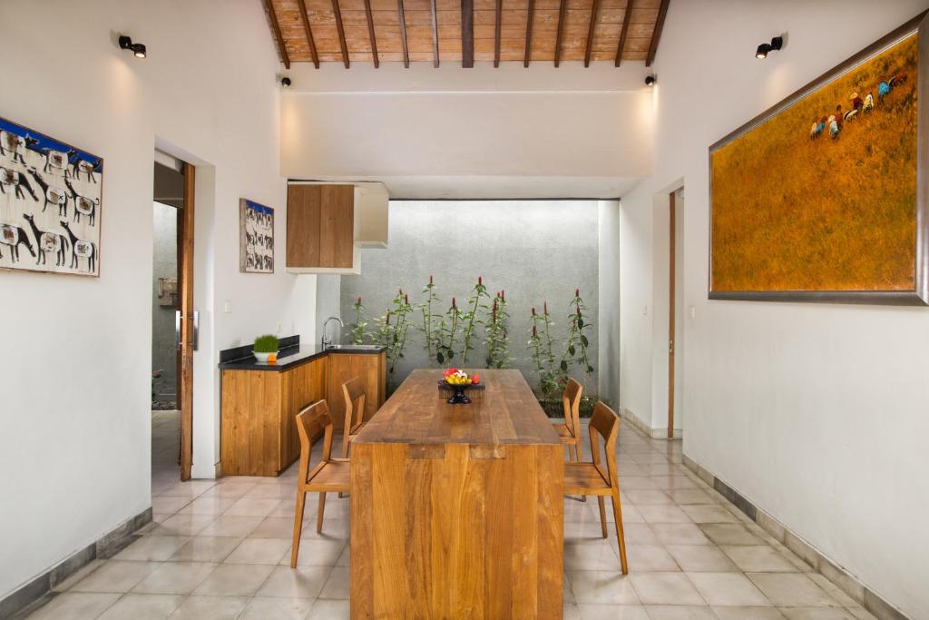 kayu villa dining area