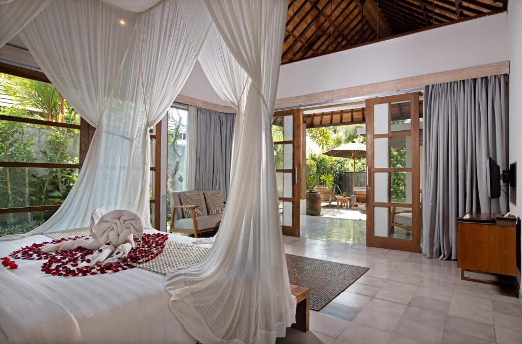 kayu villa romantic-bedroom.jpg
