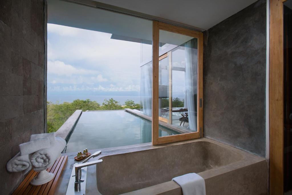 hideawa villa hot tub