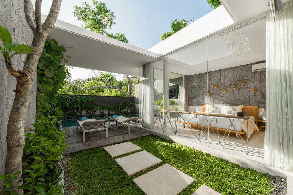 hideawa villa pathway