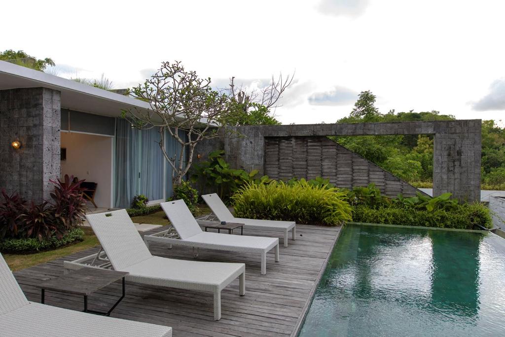 hideawa villa pool loungechair