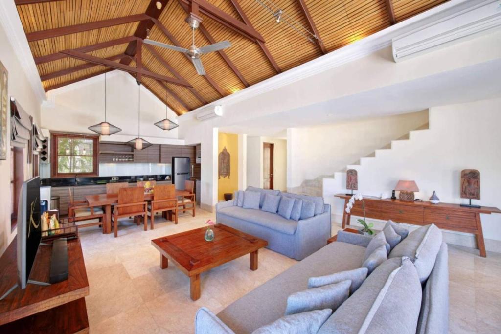 karma villa sofa hall