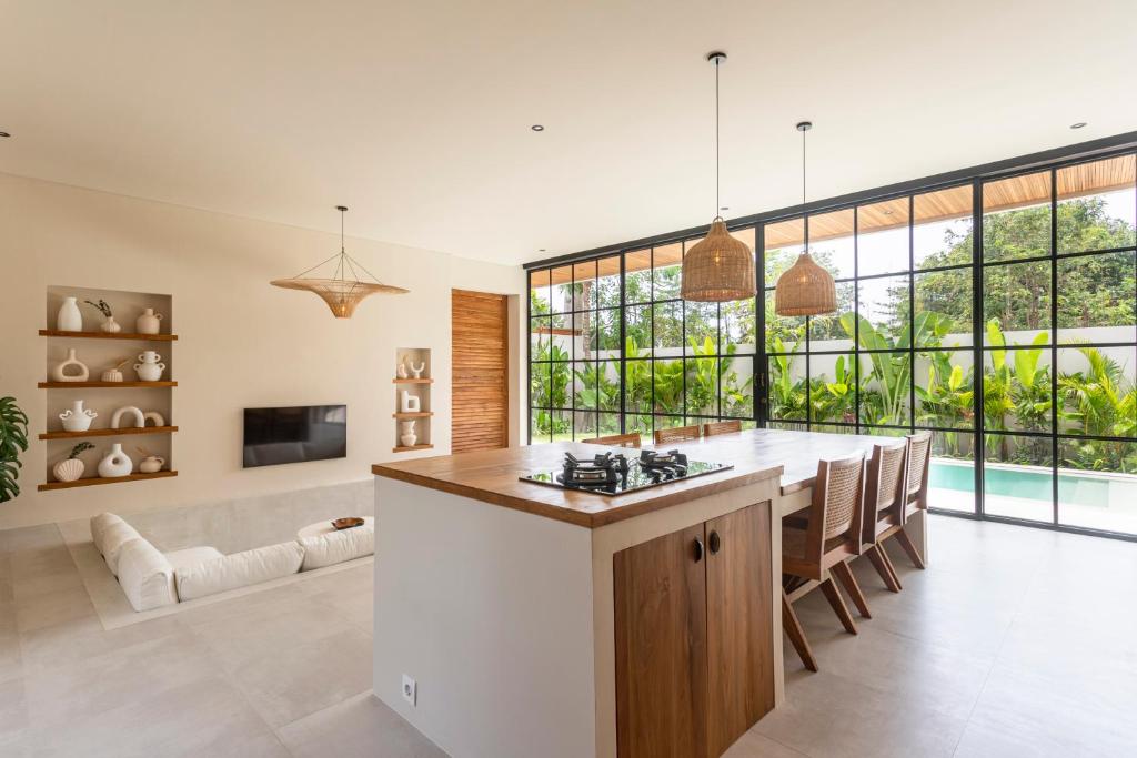 dreamland villa dining and living area