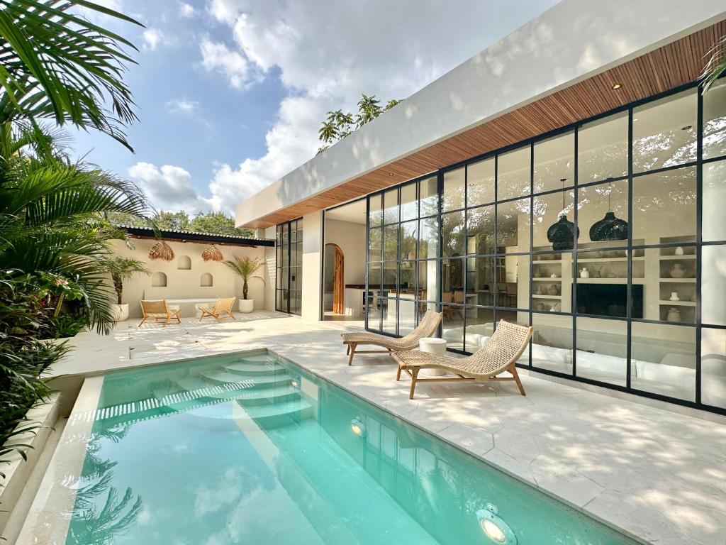 Bright villa with private pool and loungers
