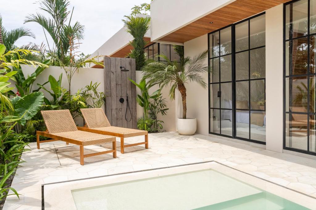 dreamland villa poolside loungers