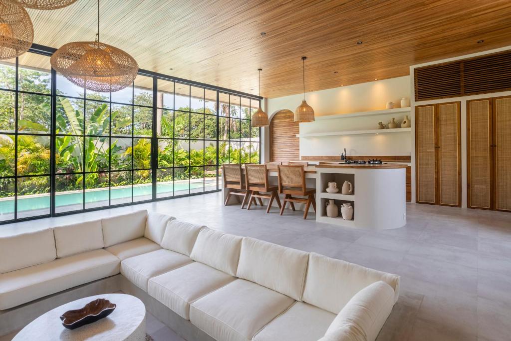 dreamland villa spacious living room