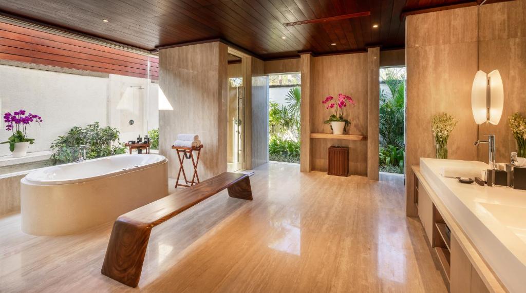 edge villa hot tub