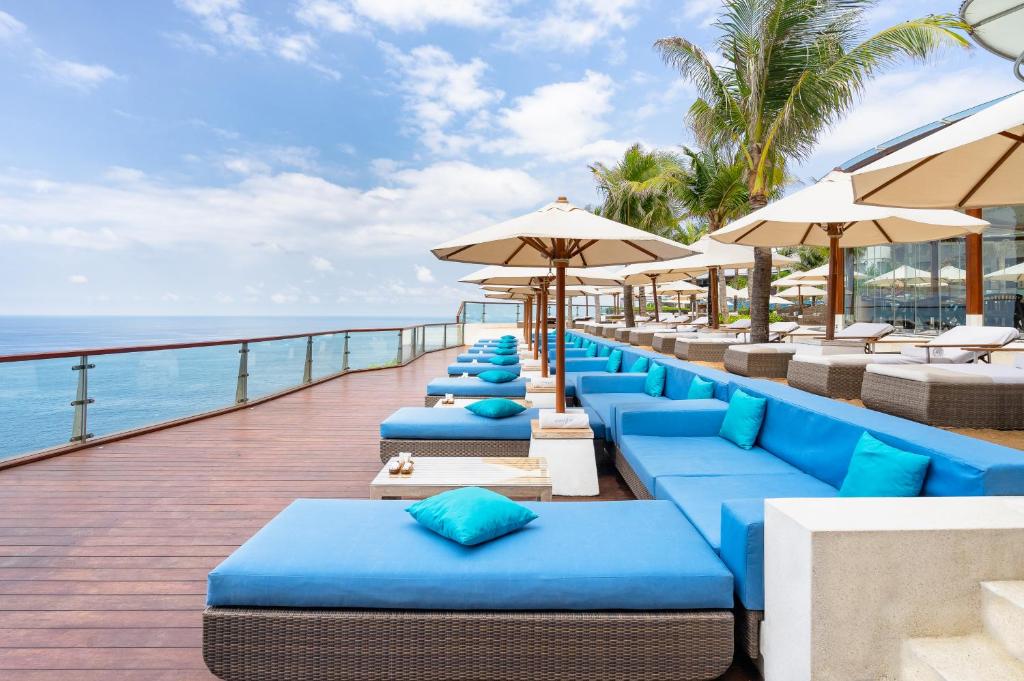 edge villa lounge chair